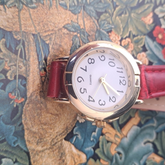 Quartz Red leather ladies watch - Picture 3 of 7